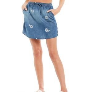 🌼 NWT Copper Key Blue Denim Mini Skirt with White Daisy Flower Design 🌼